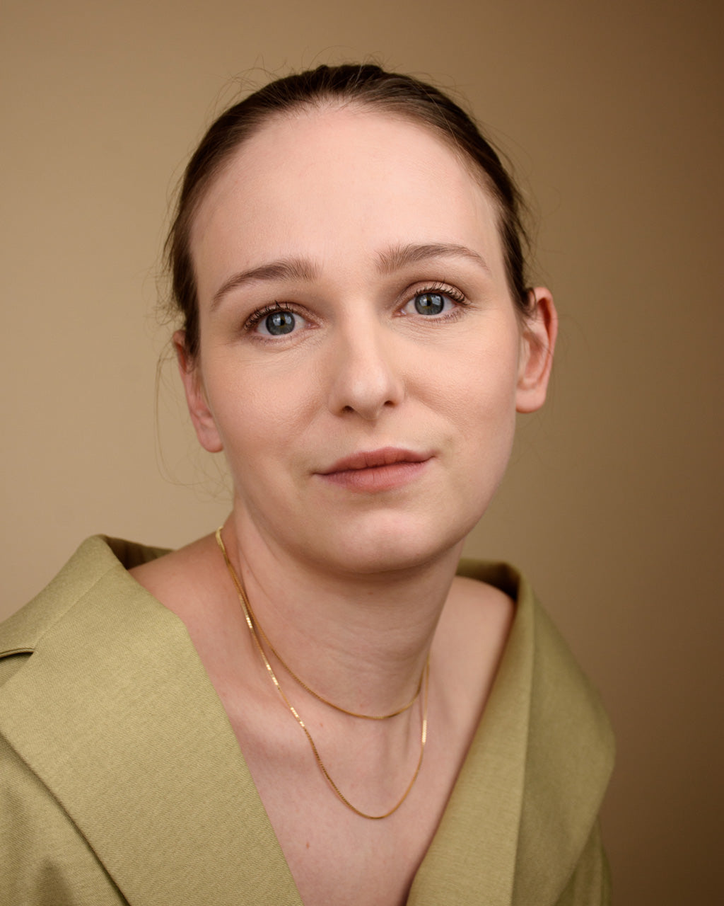 Goldketten getragen und gelayert in recyceltem Gelbgold