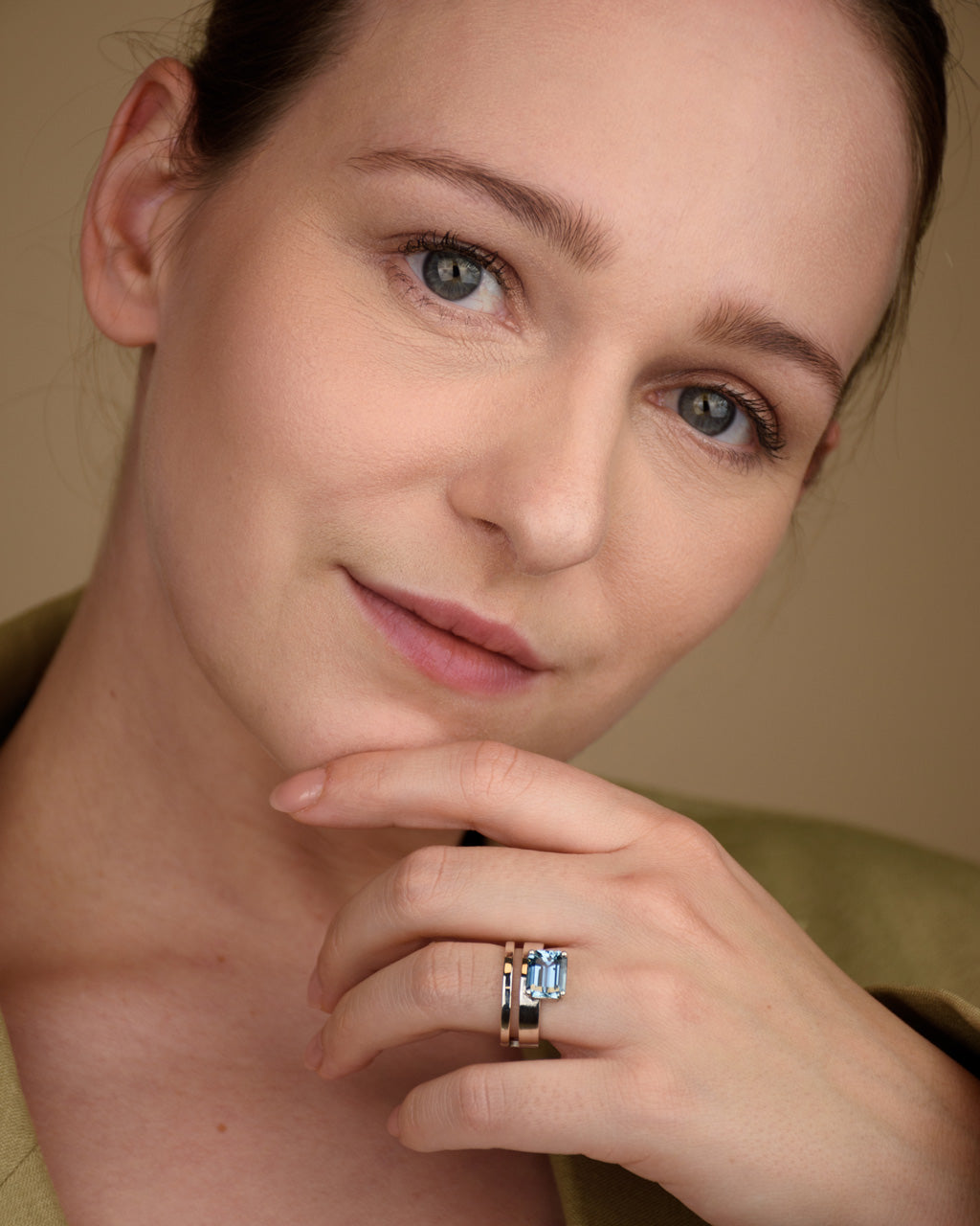 Frau trägt Ring mit Aquamarin in Weißgold