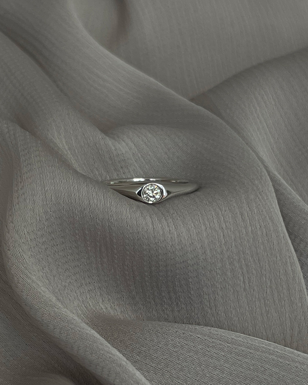 sportlicher Verlobungsring Weißgold mit Diamant