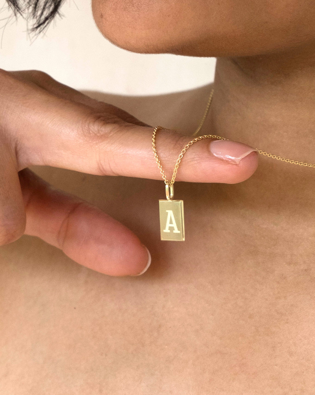 Frau trägt Halskette mit Anhänger in Echtgold