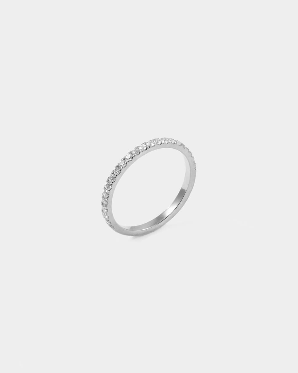 Half Eternity Ring aus Weißgold mit Diamanten besetzt.