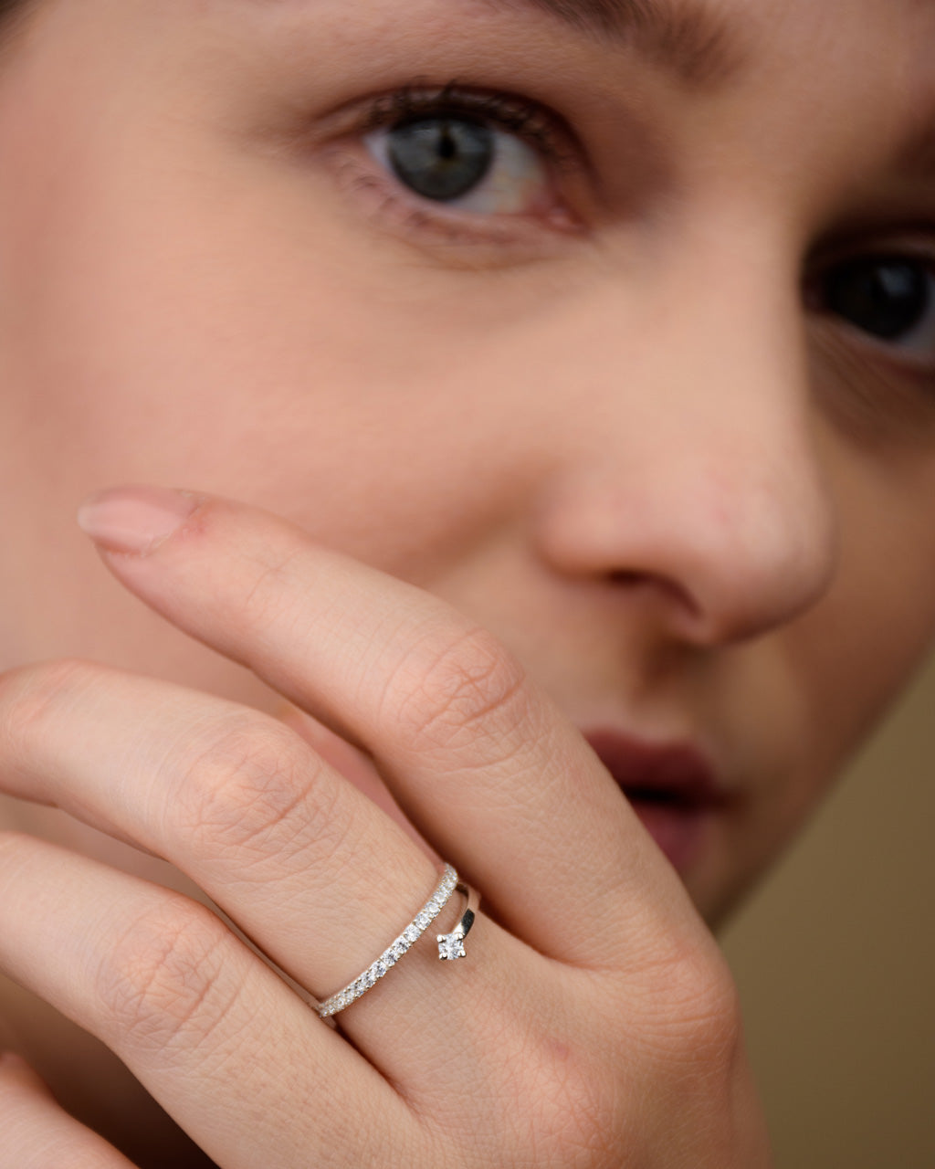 Weißgold Ring mit modernem Design