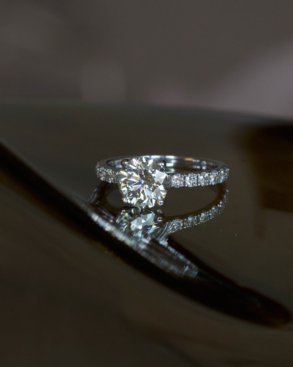 Klassischer Verlobungsring mit Diamant in Weißgold