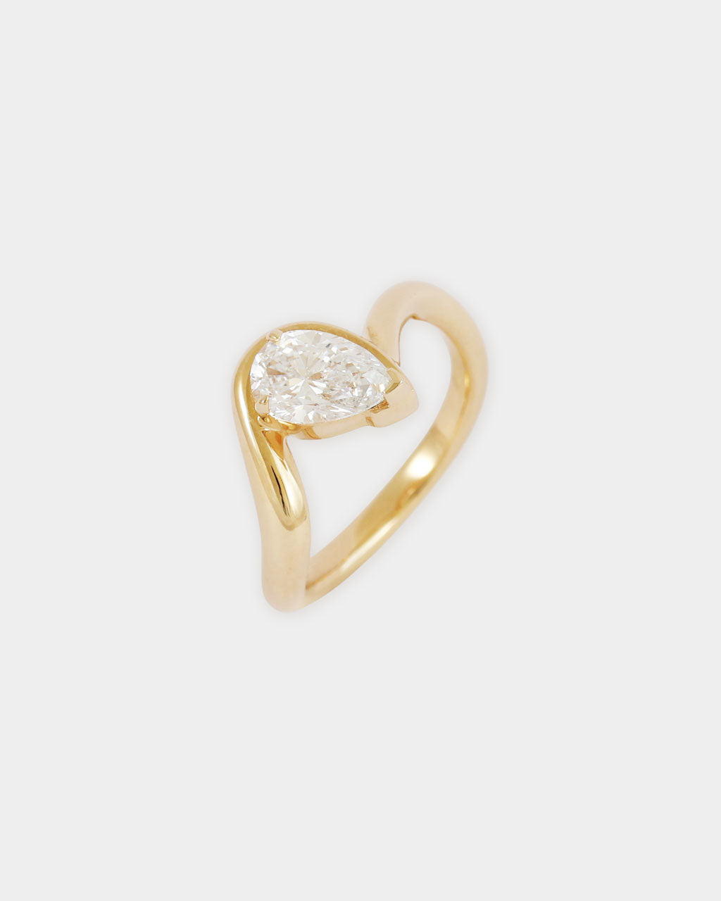 eleganter Pinky Ring aus Gold mit Diamant, auch erhältlich mit nachhaltigem Lab Grown Diamant.