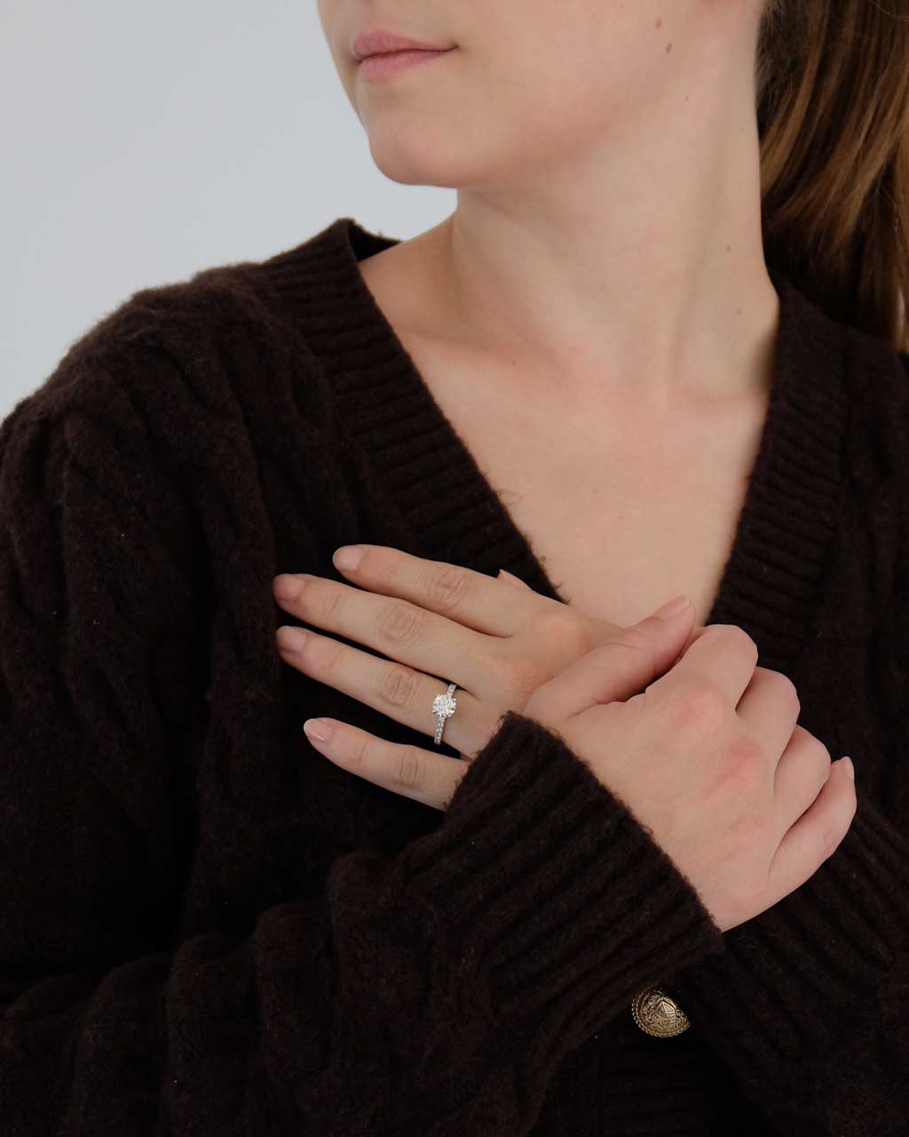 Verlobungsring getragen mit 1,3ct Diamant 