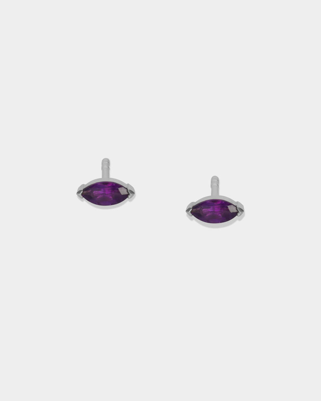 Ohstecker aus recyceltem Gold mit Amethyst