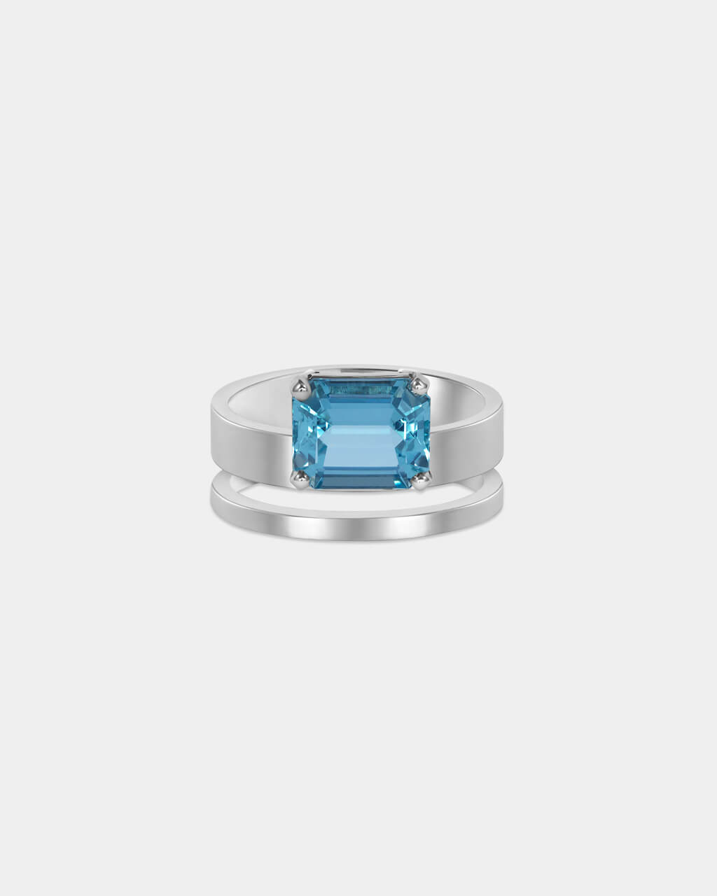 liegender Ring mit einer breiten Ringschiene mit einem funkelndem Aquamarin Edelstein gefasst in Weißgold