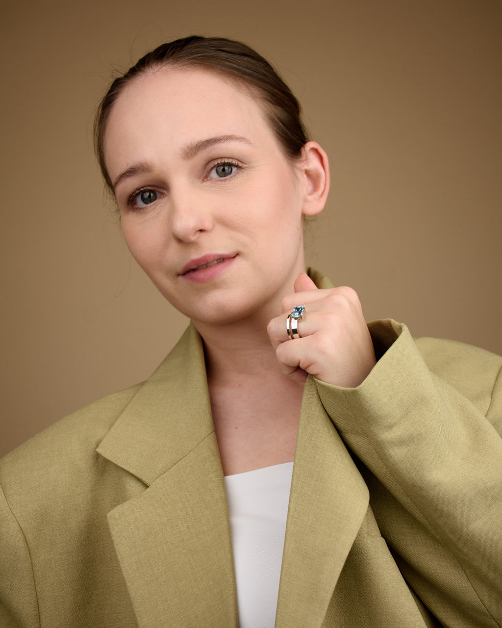 Frau trägt eine auffälligen Ring mit Aquamarin Edelstein in Weißgold 