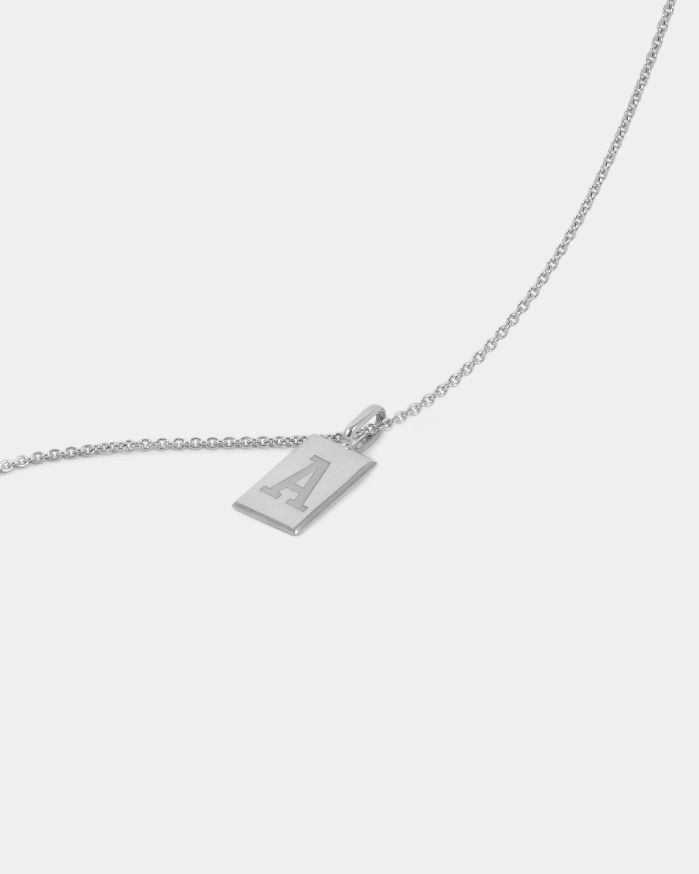 Anhänger an Ankerkette mit eingraviertem Buchstaben in Weißgold